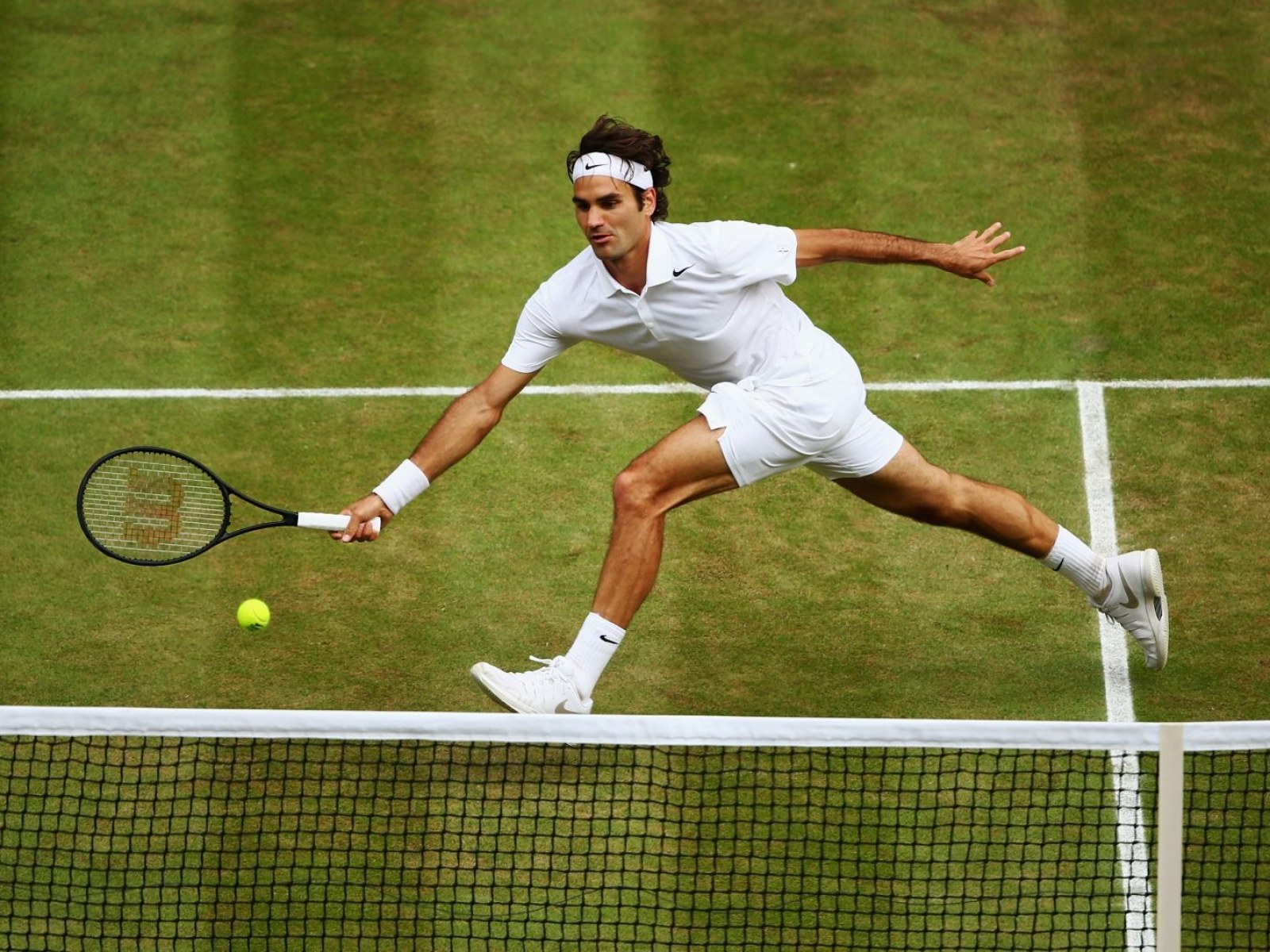 picture of Roger Federer playing in Wimbeldon